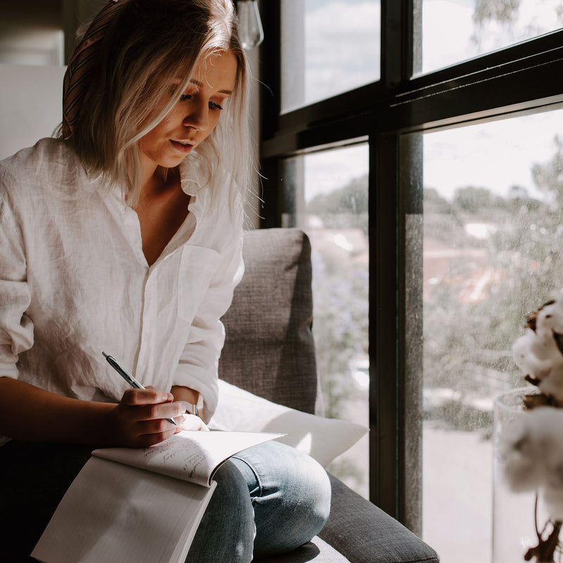 uniball Signo 207 Gel Pen, Retractable, Medium 0.7 mm, Red Ink, Smoke/Black/Red Barrel, Dozen